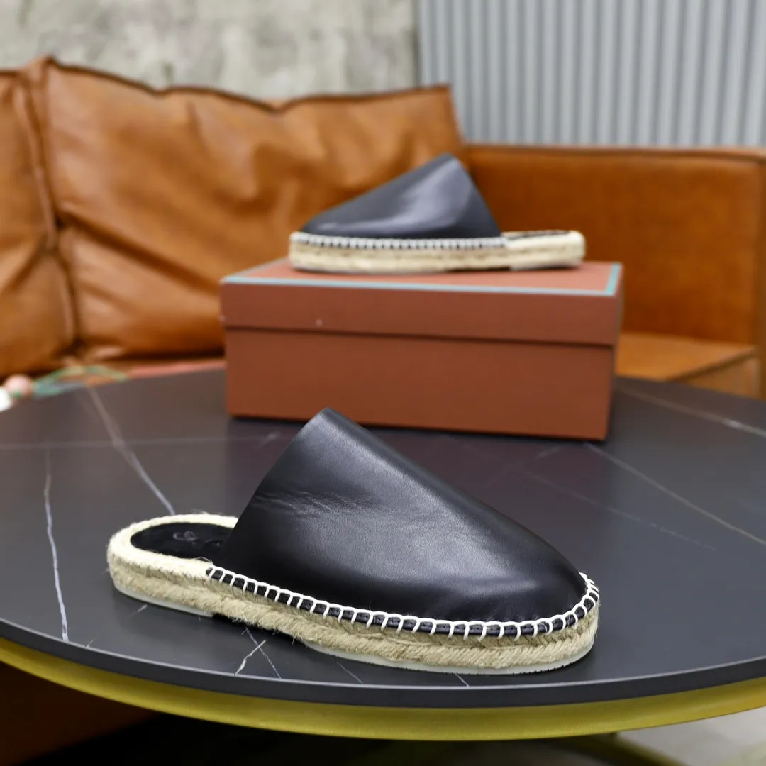 Men's Men's Shoes💰540💰Loro piana Naha Men's Slippers This fashionable sandal is crafted from smooth cow leather and has interlaced straps for a modern three-dimensional texture. Lightweight yet strong, smooth leather balances modern appeal with time-honored quality. Viewed from every angle, the embossed and polished appearance shows meticulous craftsmanship. Ergonomically cushioned insole, covered with nappa leather, with matching upper and natural polished sole. Cowhide upper + rubber outsole Size: 38-44 (customized for 45-46)